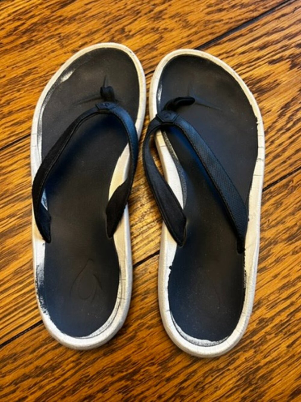 Women's Olukai Flip Flop Sandals, Black with White Trim, Size 7, Preowned Cond